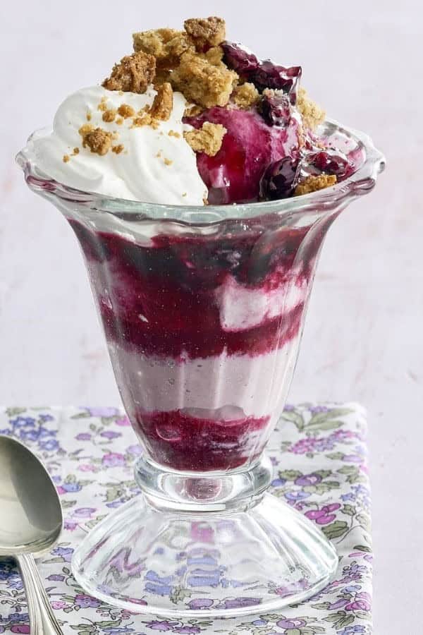 BLUEBERRY CRUMBLE SUNDAES