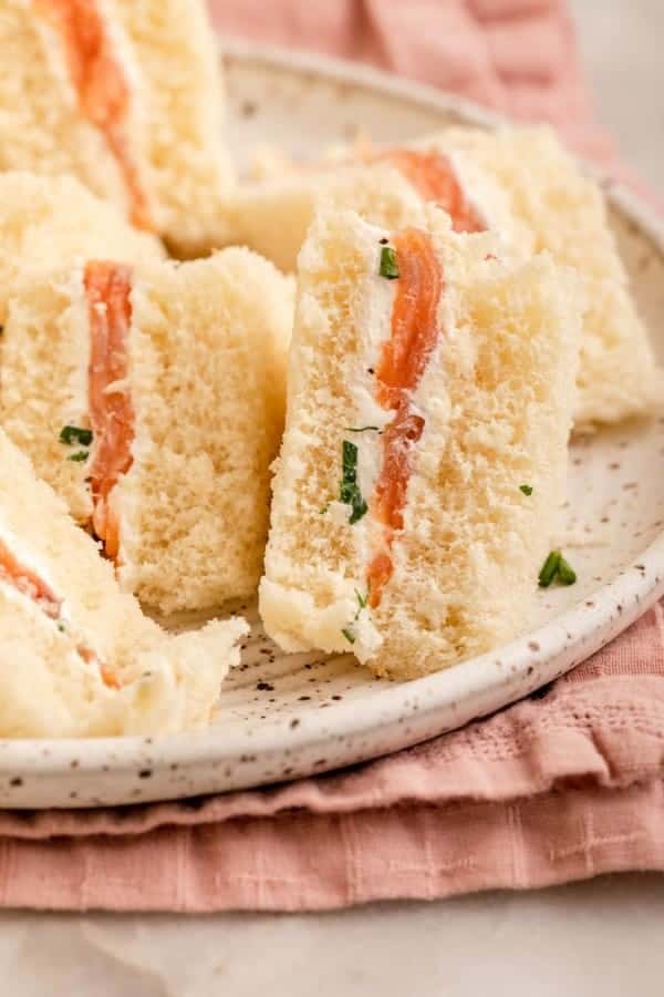 SMOKED SALMON WITH CREAM CHEESE SANDWICH