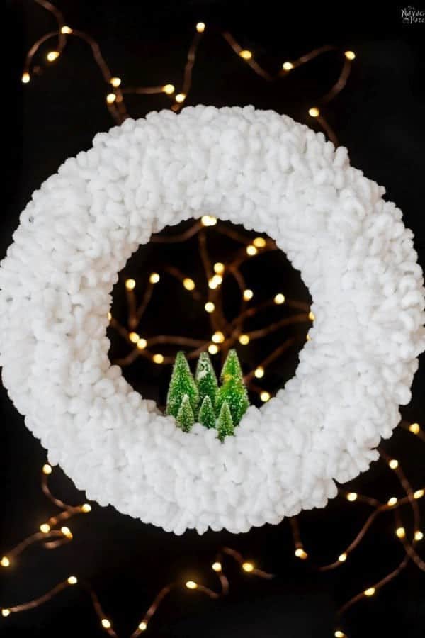 DIY WINTER LOOP YARN WREATH