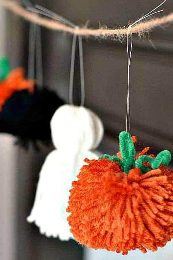 HALLOWEEN YARN GARLAND