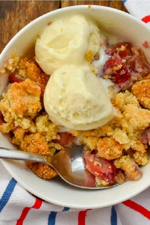 KETO STRAWBERRY RHUBARB CRUMBLE