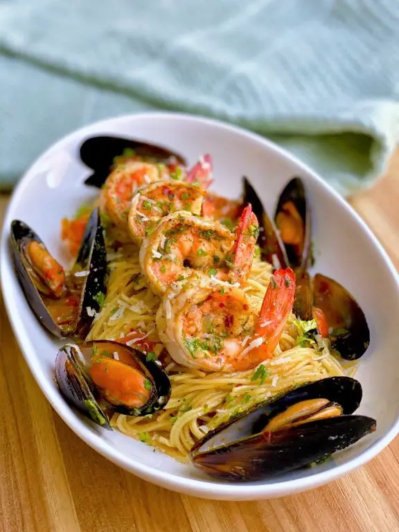 7 Mares Linguine with Garlic Butter Sauce