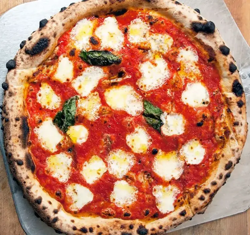 7 Mares Pizza with Mozzarella and Basil