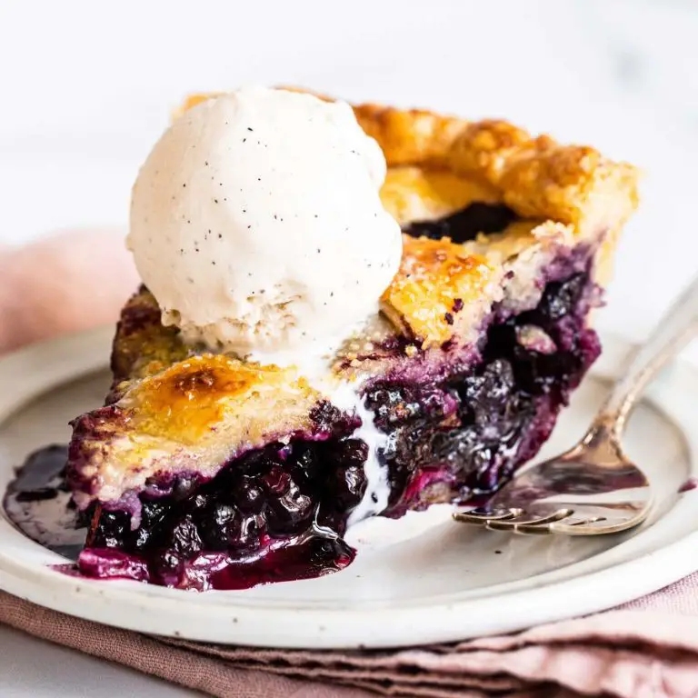 Blueberry pie with vanilla sauce