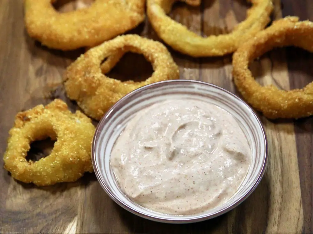 Crispy Onion Rings with Dipping Sauce
