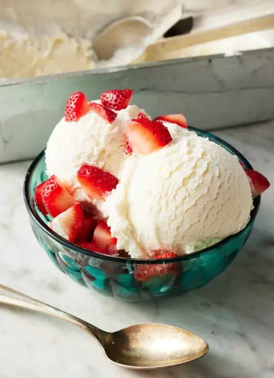 Easy Vanilla Ice Cream with Toppings