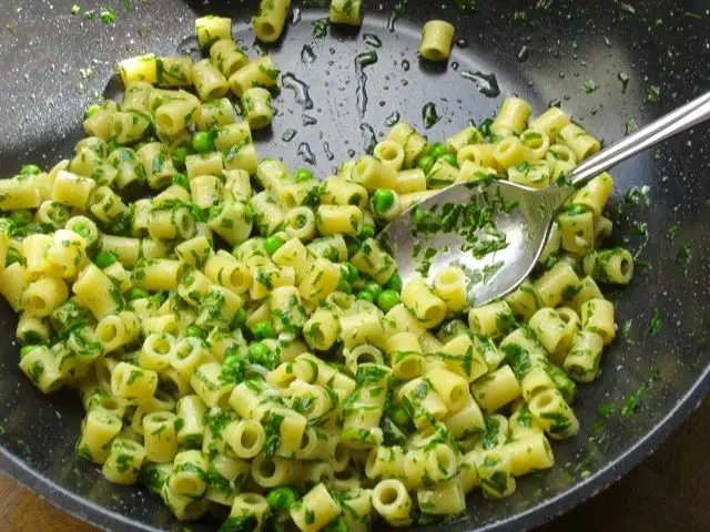 Garlic Butter Sweet Pea Pasta