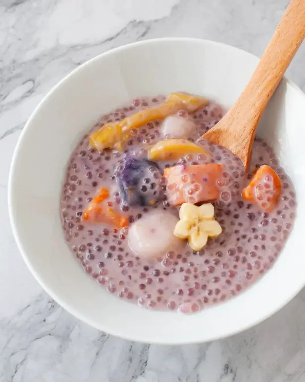 Ginataang Bilo-Bilo - Sweet coconut milk with glutinous rice balls.