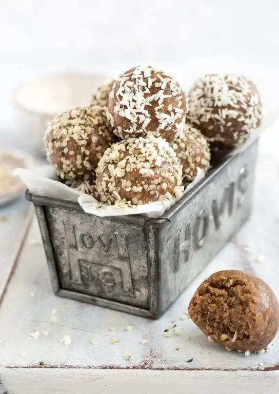 Healthy 4-Ingredient Energy Balls