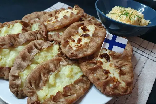 Karelian pasties with egg butter