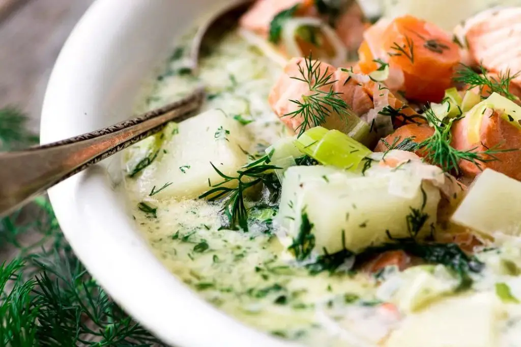 Lohikeitto with dill and cream