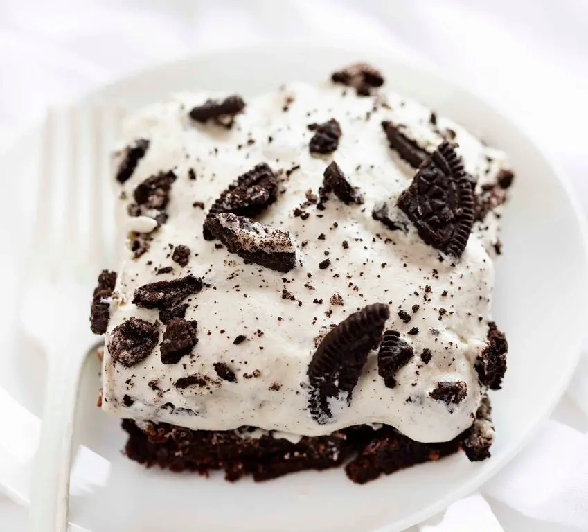 Oreo brownie cake with whipped cream