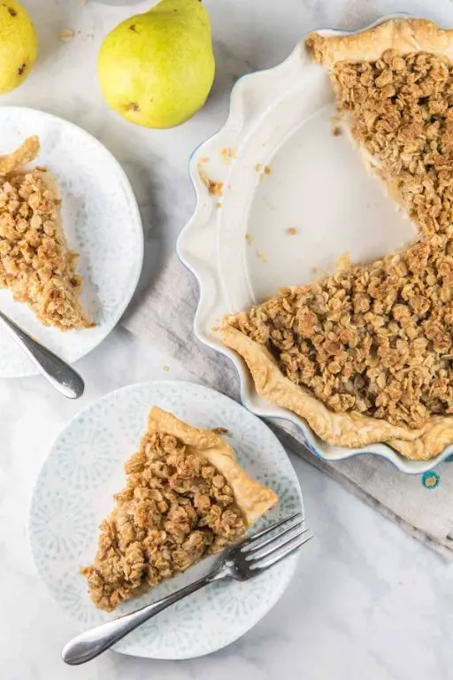 Pear and Oatmeal Crumble Pie