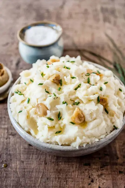Roasted Garlic Mashed Potatoes with Chives