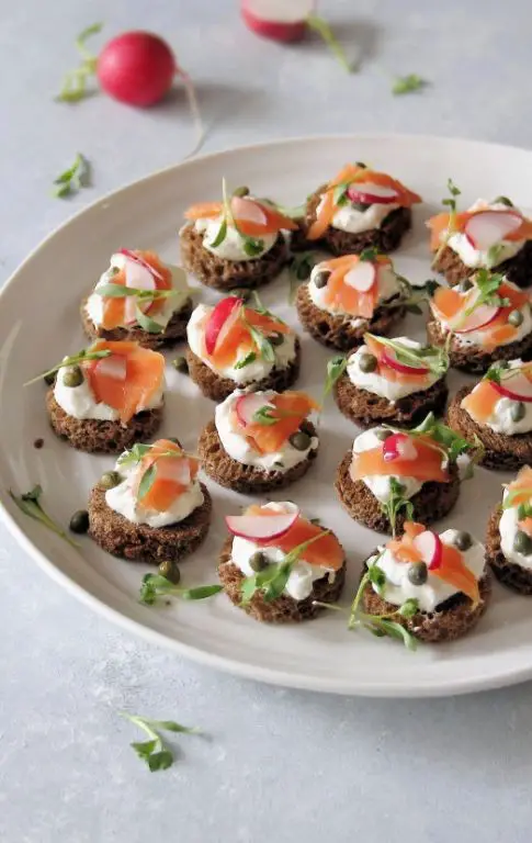Rye bread with smoked salmon