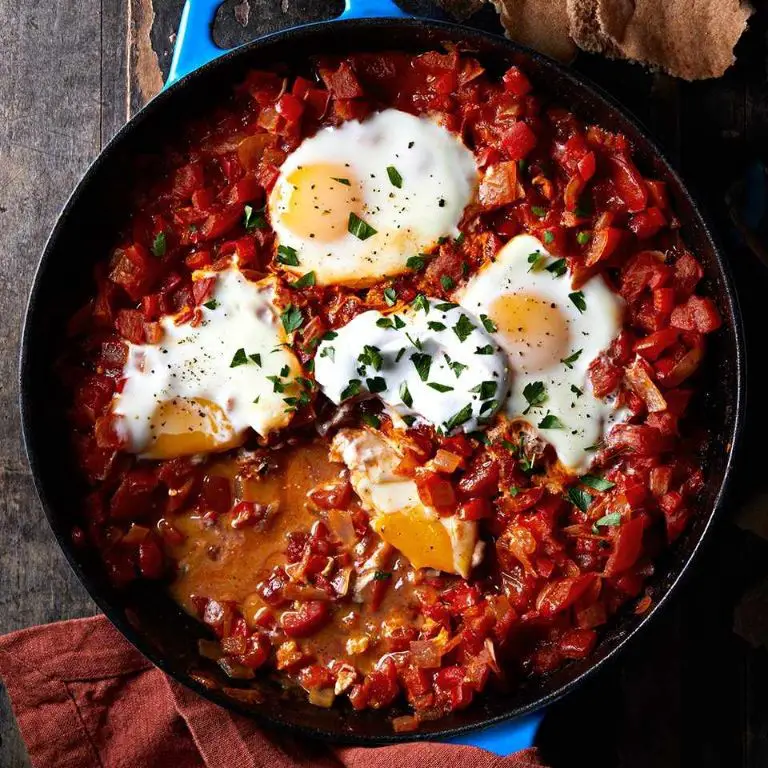 Shakshuka (Poached Eggs in Spicy Tomato Sauce)