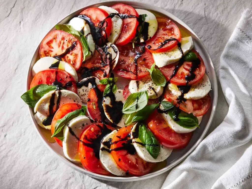Simple Caprese Salad with Balsamic Glaze