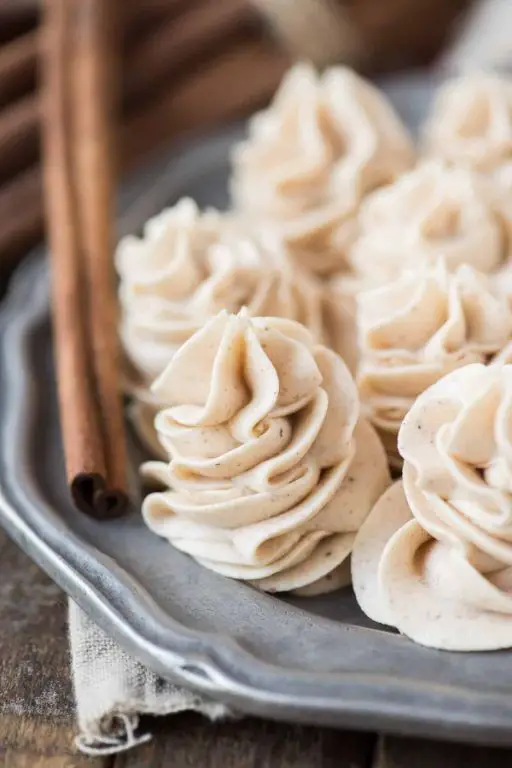 Spiced Vanilla Frosting with Nutmeg