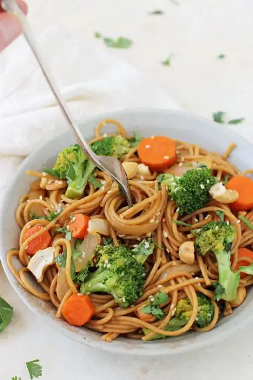 Spicy Broccoli and Carrot Noodle Bowl