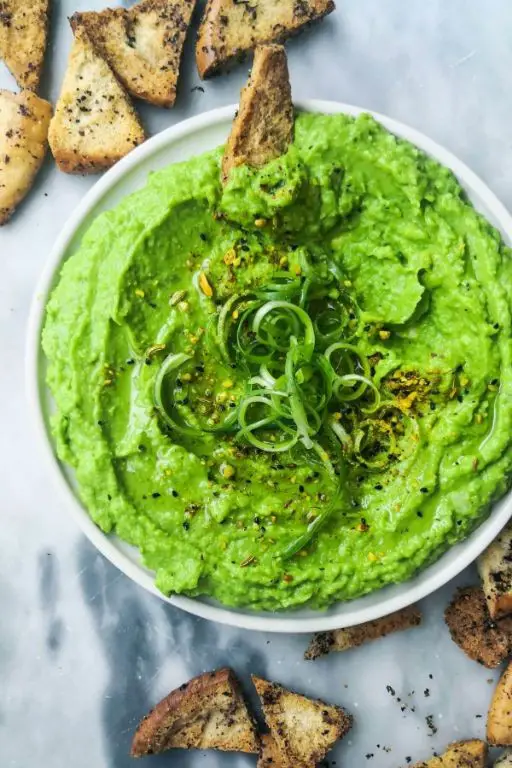 Sweet Pea Hummus with Pita Chips