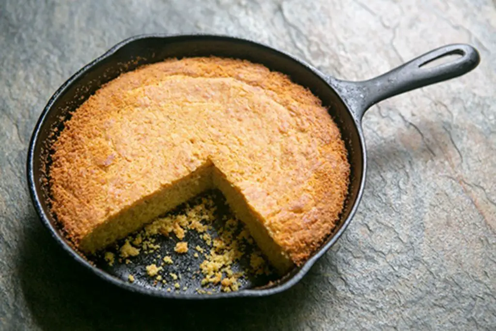 Traditional Cornbread with Molasses