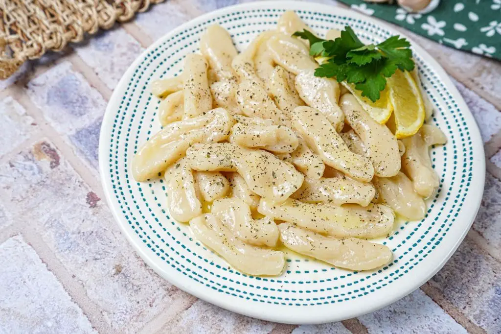Vegetarian Lebanese Pasta with Garlic and Olive Oil