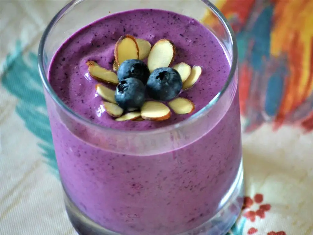 Almond Milk Smoothie with Berries