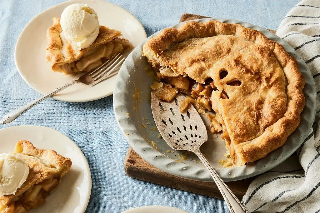 Apple Bourbon Pie with Fresh Apples and a Hint of Bourbon