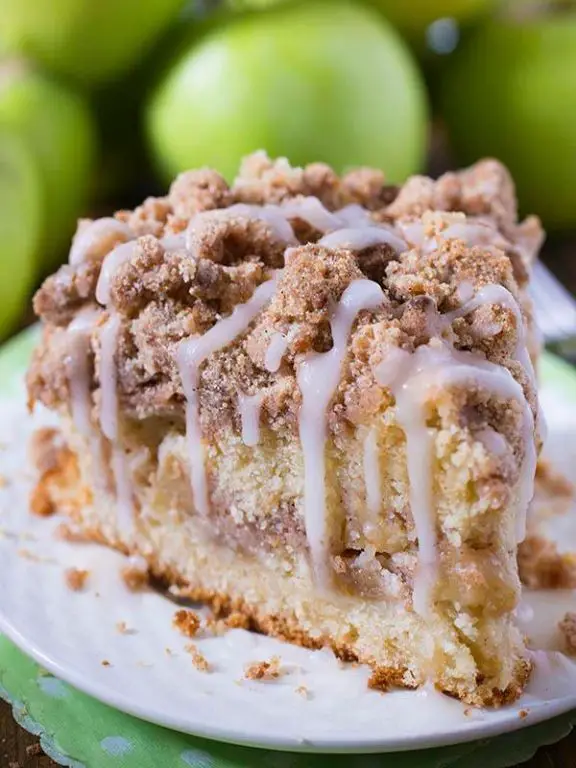 Apple Cinnamon Crumb Cake