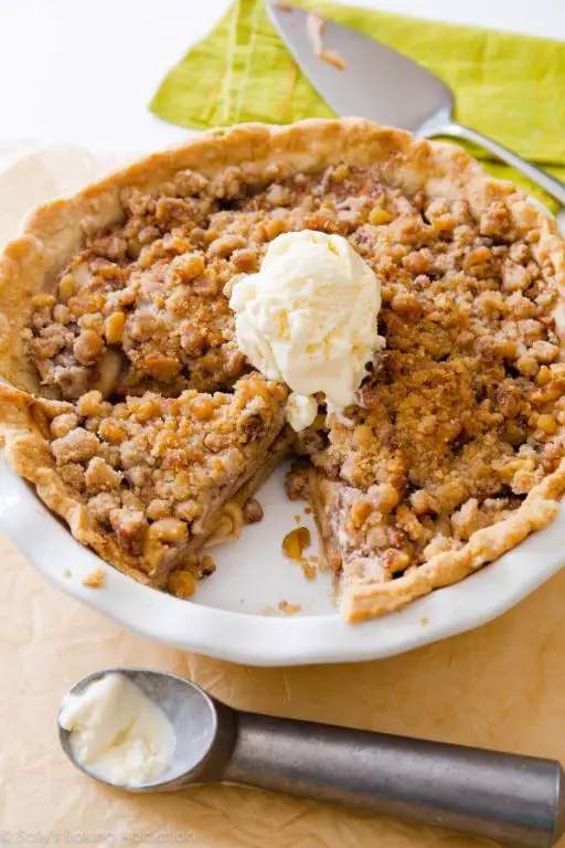 Apple Crumble Pie with Fresh Apples and Buttery Crumbs