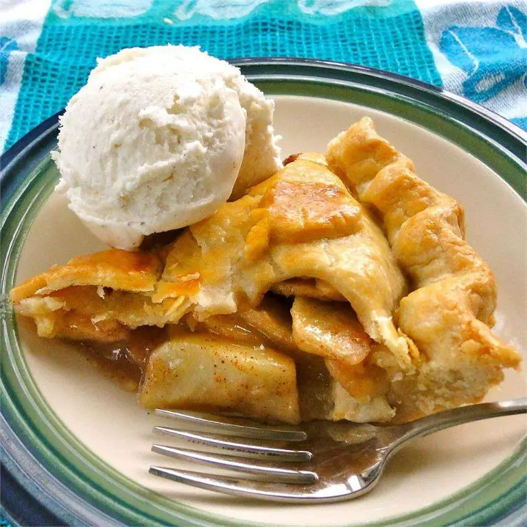 Apple Pie with Cinnamon and Nutmeg