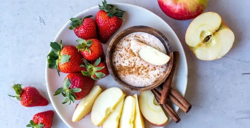 Apple Slices with Cinnamon Yogurt Dip