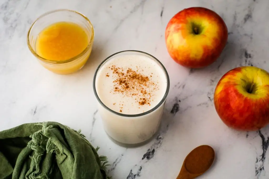 Applesauce Smoothie with Berries