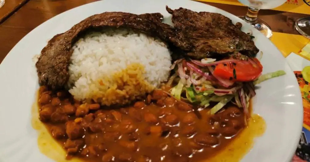 Arroz con menestra y carne asada