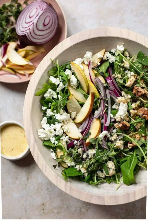 Arugula and Pear Salad with Goat Cheese and Honey Dressing