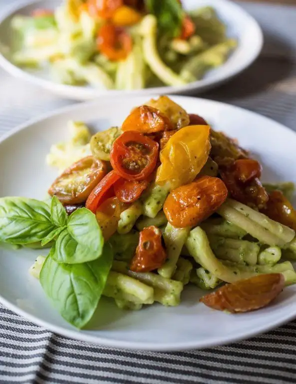 Avocado Pasta with Cherry Tomatoes and Basil