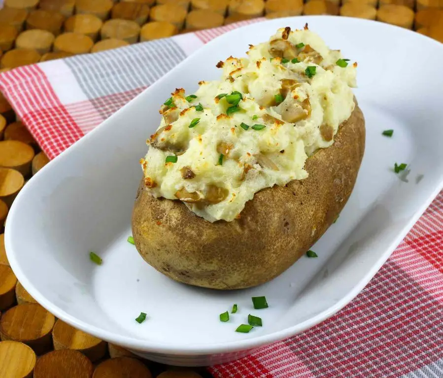 Baked Potato with Sour Cream and Chives