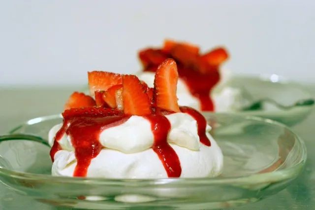 Berry Bliss Pavlova with Fresh Strawberries
