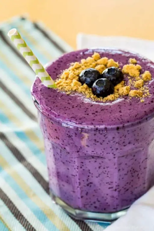Blueberry Cheesecake Smoothie with Greek Yogurt
