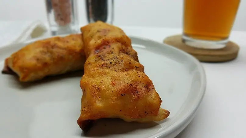Buffalo Mac and Cheese Egg Rolls