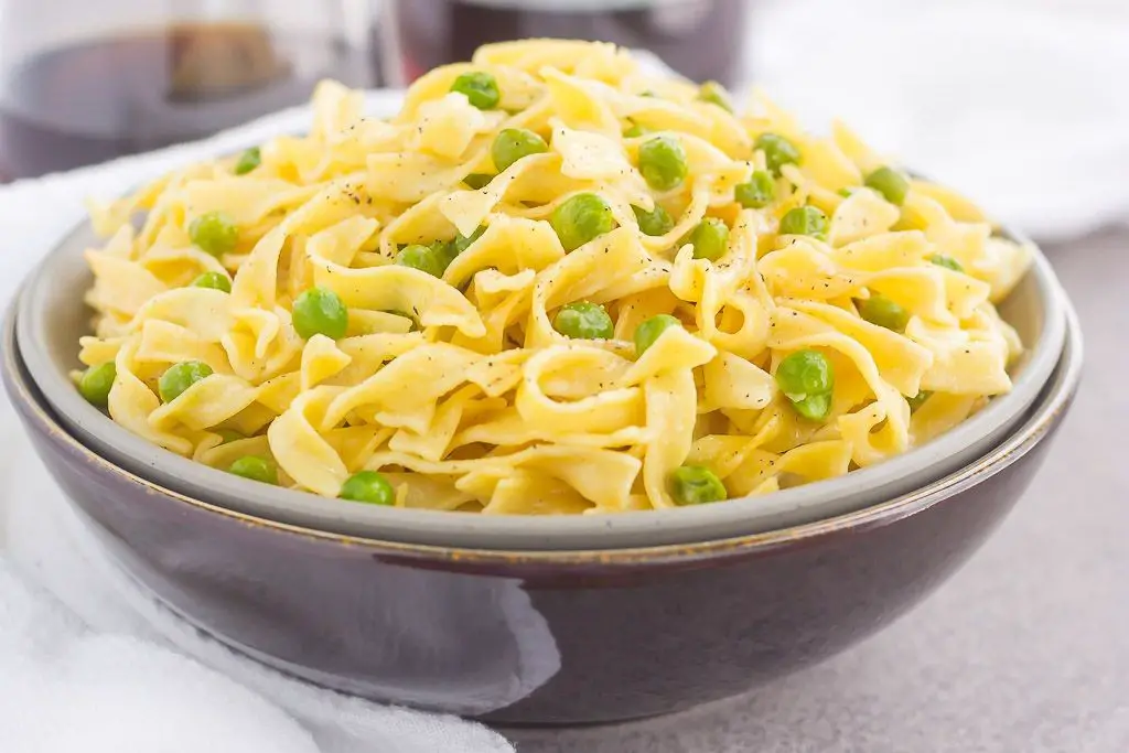 Buttered Noodles with Peas and Carrots