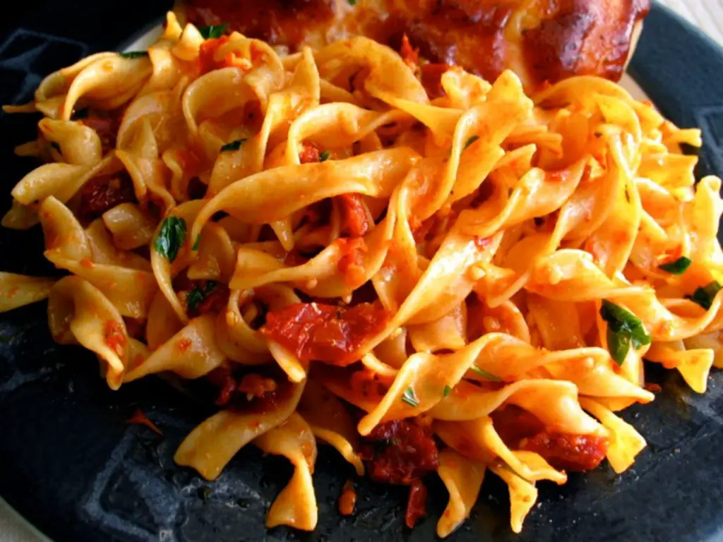 Buttered Noodles with Sun-Dried Tomatoes