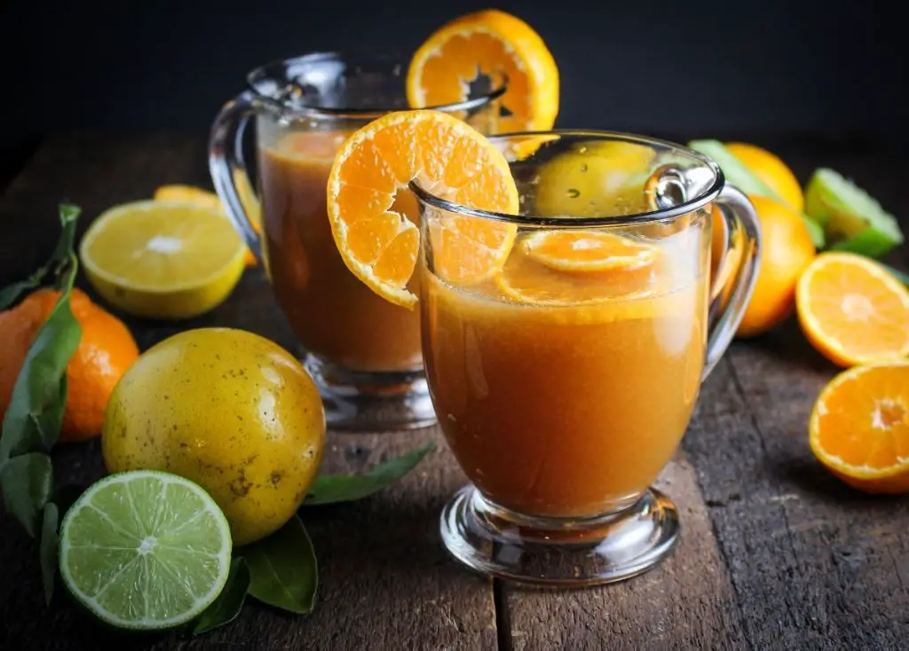 Canelazo with cinnamon and naranjilla