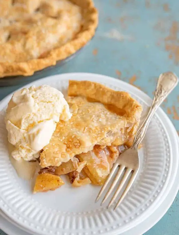 Classic Homemade Apple Pie with Fresh Apples