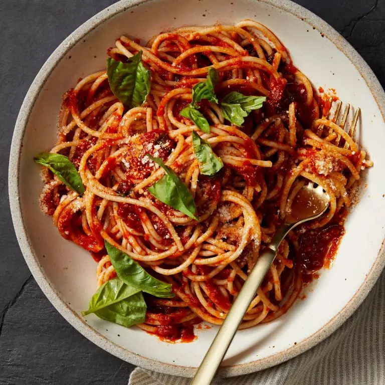 Classic Spaghetti with Tomato Basil Sauce
