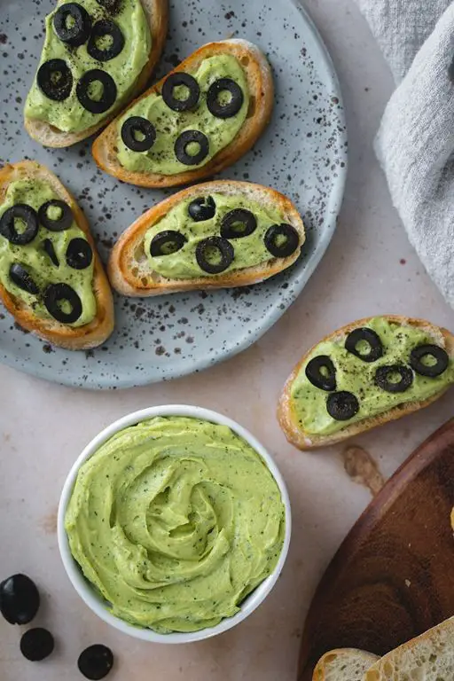 Creamy Avocado Bread Dip