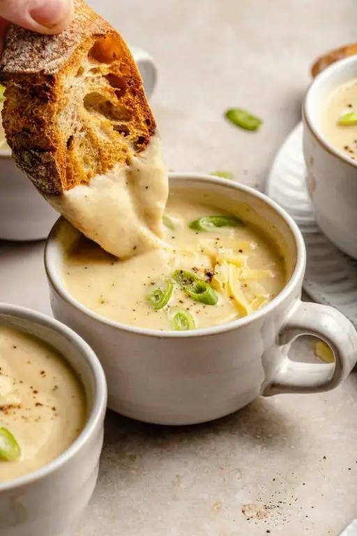 Creamy Cauliflower and Cheddar Soup
