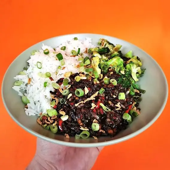 Cricket Stir-Fry with Vegetables and Soy Sauce
