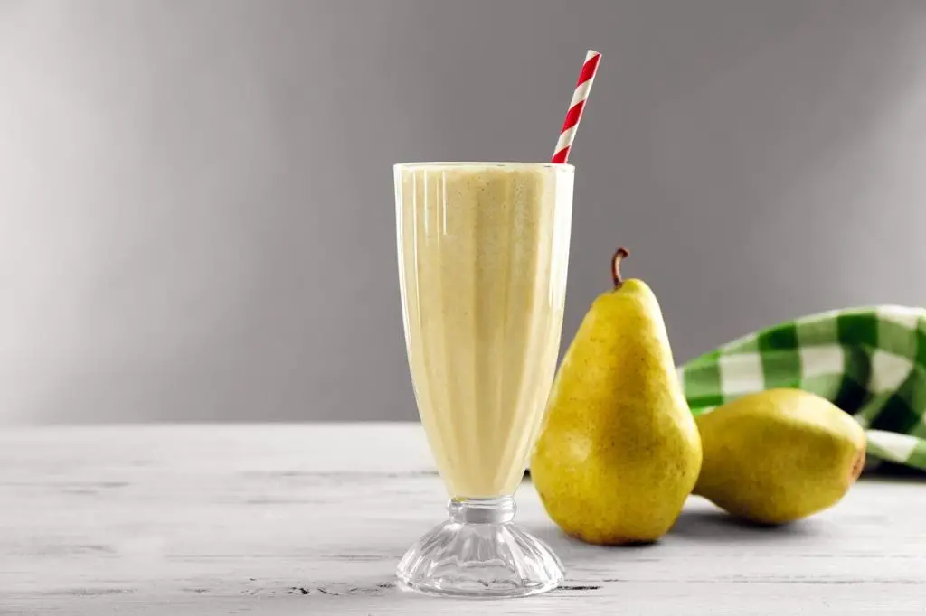 Easy Pear Smoothie with Almond Milk