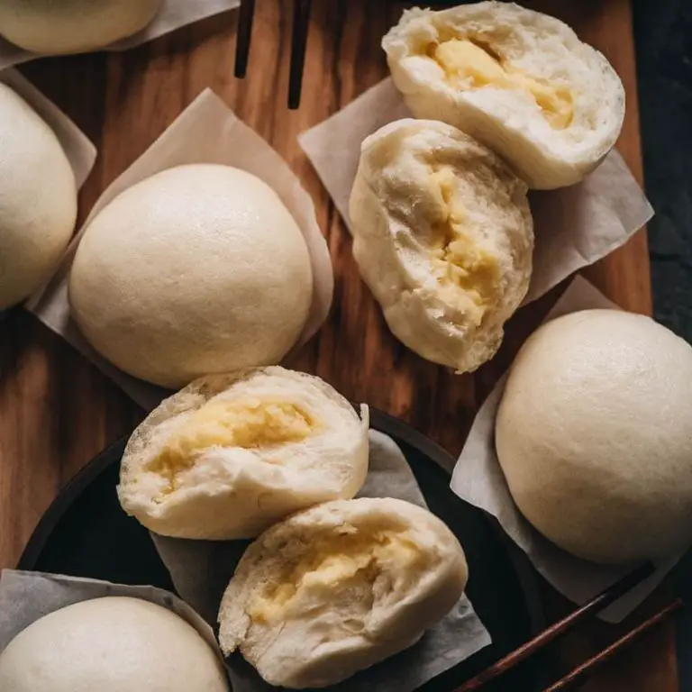 Fluffy Steamed Custard Buns